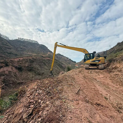 Экскаватор с удлиненной стрелой и грейфером для бревен