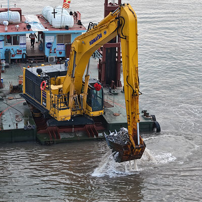 Экскаватор с длинной стрелой для большой досягаемости